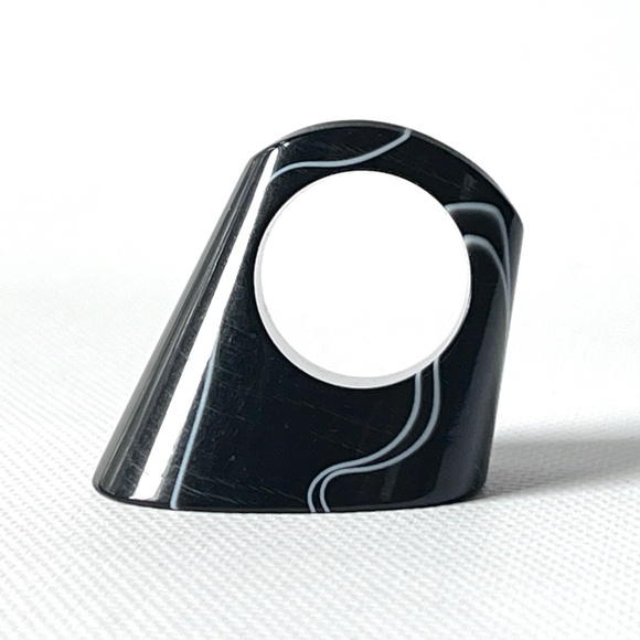 Vintage Size 5 Lucite Black Swirl Ring Oval Slanted Flat Top Geometric Mod - Picture 2 of 10